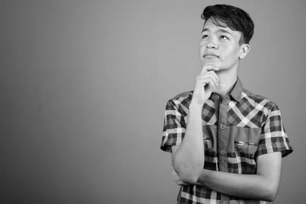 Estudio Disparo Joven Guapo Asiático Hipster Adolescente Contra Fondo Gris — Foto de Stock