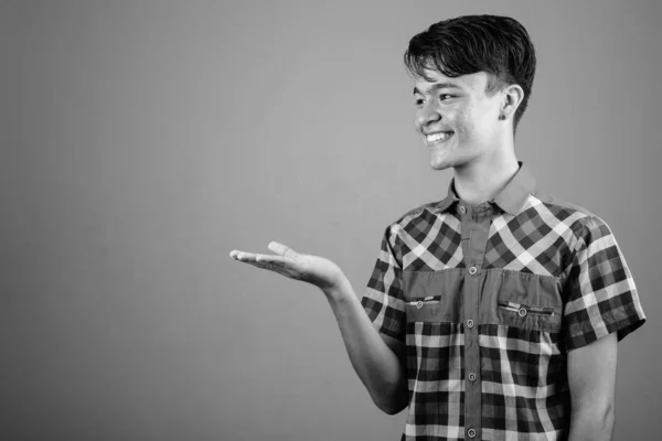 Estudio Disparo Joven Guapo Asiático Hipster Adolescente Contra Fondo Gris —  Fotos de Stock