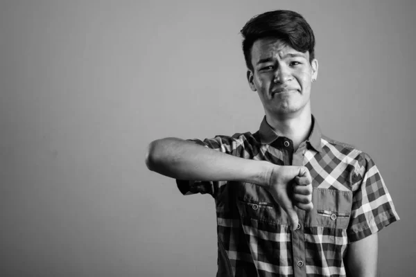 Estudio Disparo Joven Guapo Asiático Hipster Adolescente Contra Fondo Gris —  Fotos de Stock