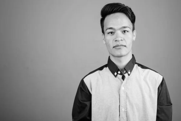 Genç Yakışıklı Asyalı Bir Gencin Gri Arka Planda Siyah Beyaz — Stok fotoğraf