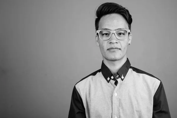Estudio Shot Joven Guapo Asiático Adolescente Buscando Inteligente Contra Gris —  Fotos de Stock