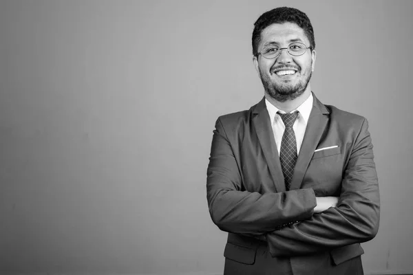 Studioaufnahme Eines Bärtigen Persischen Geschäftsmannes Anzug Vor Grauem Hintergrund Schwarz — Stockfoto