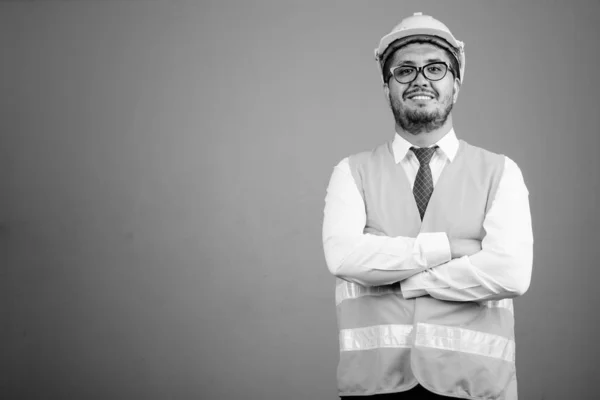 Estudio Hombre Persa Barbudo Trabajador Construcción Contra Fondo Gris Blanco —  Fotos de Stock