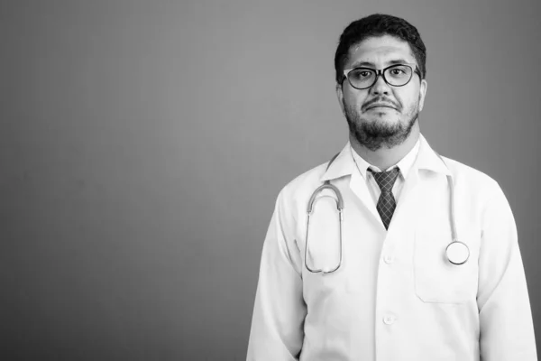 Studio Záběr Vousatý Perský Muž Lékař Proti Šedé Pozadí Černé — Stock fotografie