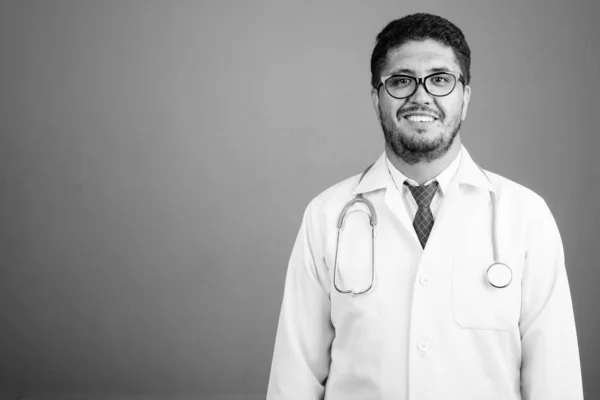 Estudio Médico Hombre Persa Barbudo Sobre Fondo Gris Blanco Negro — Foto de Stock