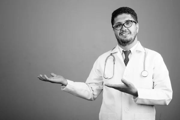 Estudio Médico Hombre Persa Barbudo Sobre Fondo Gris Blanco Negro —  Fotos de Stock