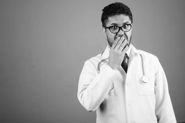 Siyah Beyaz Gri Arka Planda Sakallı Ranlı Doktorun Stüdyo Fotoğrafı — Stok fotoğraf