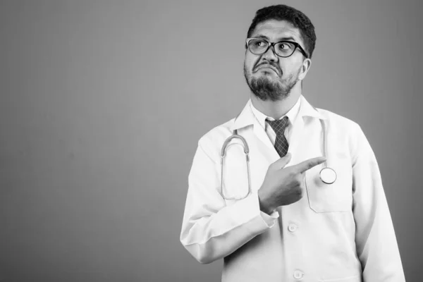 Estudio Médico Hombre Persa Barbudo Sobre Fondo Gris Blanco Negro —  Fotos de Stock