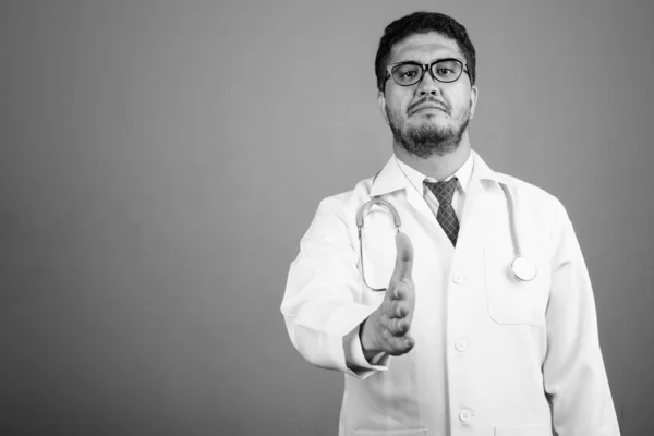 Studio Shot Barbu Perse Homme Médecin Sur Fond Gris Noir — Photo