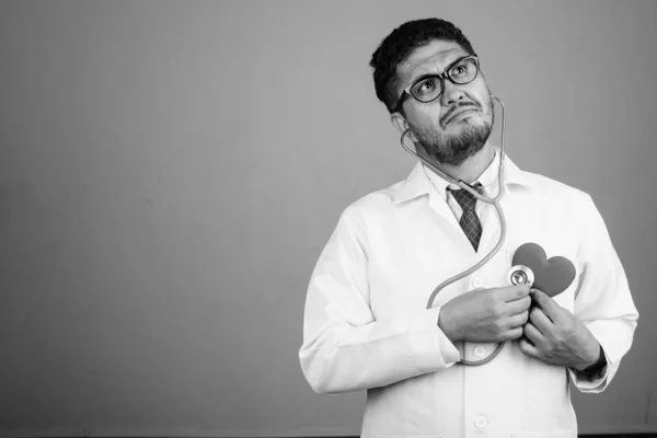 Siyah Beyaz Gri Arka Planda Sakallı Ranlı Doktorun Stüdyo Fotoğrafı — Stok fotoğraf