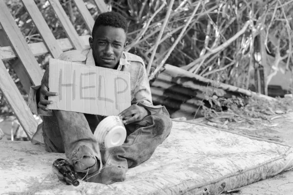 Πορτρέτο Του Νεαρού Άστεγου Αφρικανού Στους Δρόμους Μαύρο Και Άσπρο — Φωτογραφία Αρχείου
