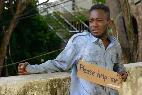 Πορτρέτο Του Νεαρού Άστεγου Αφρικανού Στη Γέφυρα Στους Δρόμους — Φωτογραφία Αρχείου