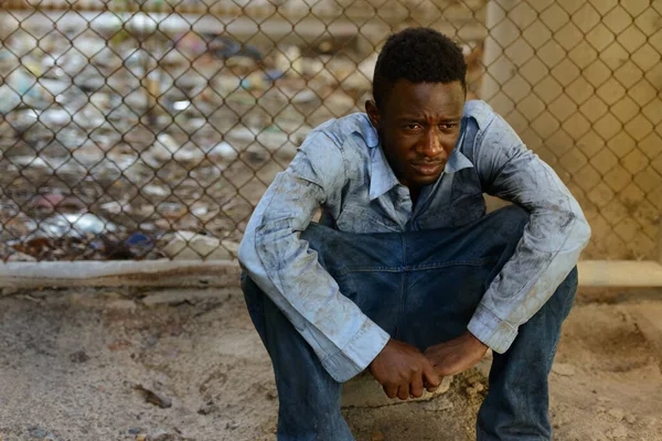 Πορτρέτο Του Νεαρού Άστεγου Αφρικανού Ενάντια Στην Αλυσίδα Φράχτη Στους — Φωτογραφία Αρχείου
