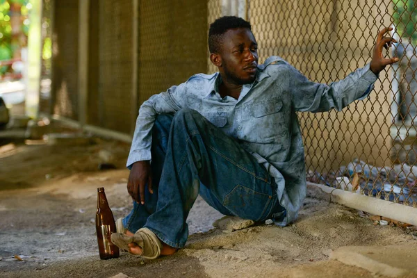 Πορτρέτο Του Νεαρού Άστεγου Αφρικανού Ενάντια Στην Αλυσίδα Φράχτη Στους — Φωτογραφία Αρχείου