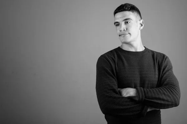 스튜디오에서 잘생긴 남자가 흑백으로 배경에 스웨터를 — 스톡 사진