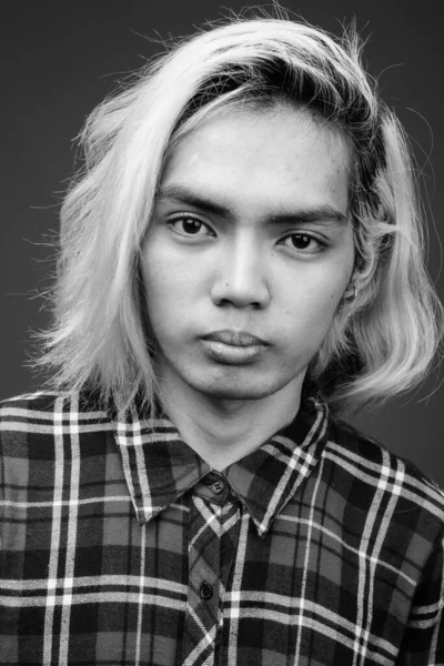 Studioaufnahme Eines Jungen Philippinischen Mannes Stilvoller Kleidung Vor Grauem Hintergrund — Stockfoto