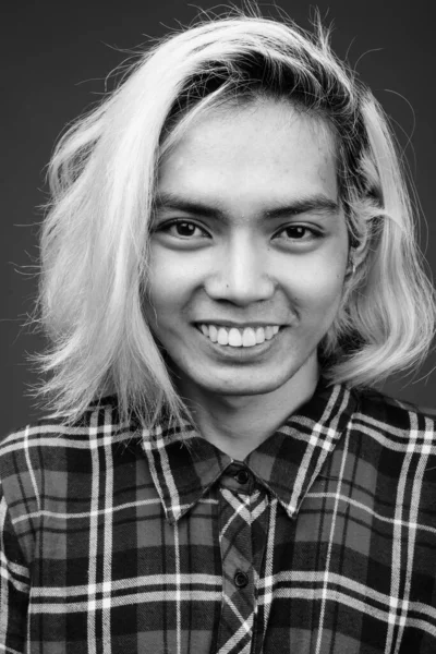 Studio Skott Ung Filippinsk Man Bär Snygga Kläder Mot Grå — Stockfoto