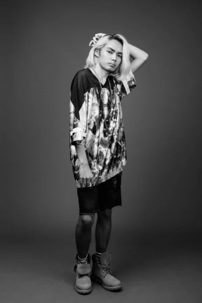 Studio Záběr Mladý Filipínský Muž Sobě Stylové Oblečení Proti Šedé — Stock fotografie