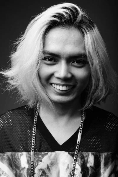 Studio Strzał Młody Filipińczyk Człowiek Noszenie Stylowe Ubrania Szarym Tle — Zdjęcie stockowe