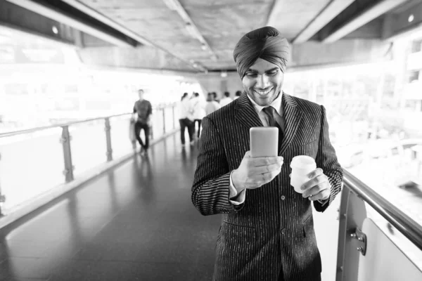 Portrait Young Handsome Indian Sikh Businessman Wearing Turban While Exploring — Stock Photo, Image