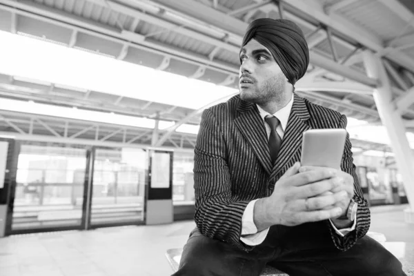 Portrait Jeune Homme Affaires Indien Sikh Turban Tout Explorant Ville — Photo