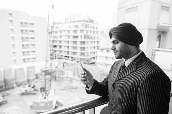 Portrait Jeune Homme Affaires Indien Sikh Turban Tout Explorant Ville — Photo