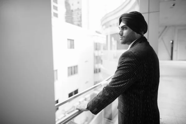 Portrait Young Handsome Indian Sikh Businessman Wearing Turban While Exploring — Stock Photo, Image