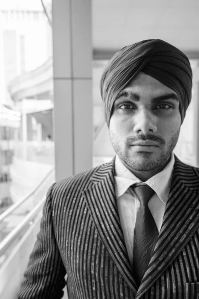 Portrait Jeune Homme Affaires Indien Sikh Turban Tout Explorant Ville — Photo