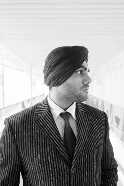 Retrato Jovem Bonito Indiano Sikh Empresário Vestindo Turbante Enquanto Explora — Fotografia de Stock