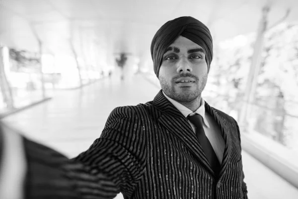 Retrato Jovem Bonito Indiano Sikh Empresário Vestindo Turbante Enquanto Explora — Fotografia de Stock