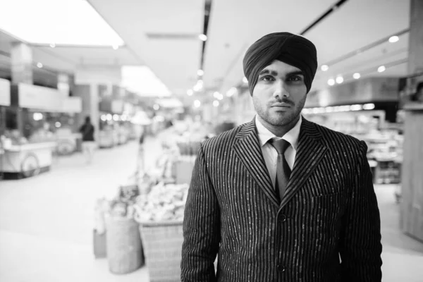 Портрет Молодого Індійського Сикха Бізнесмена Який Носить Тюрбан Досліджуючи Місто — стокове фото
