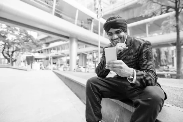 Portrait Young Handsome Indian Sikh Businessman Wearing Turban While Exploring — Stock Photo, Image