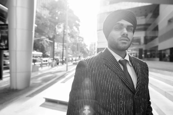 Portrait Jeune Homme Affaires Indien Sikh Turban Tout Explorant Ville — Photo