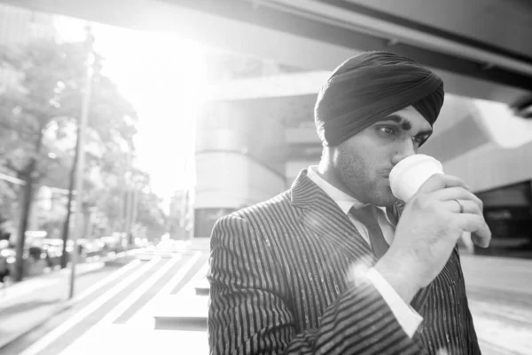 Ritratto Giovane Uomo Affari Indiano Sikh Con Turbante Mentre Esplora — Foto Stock
