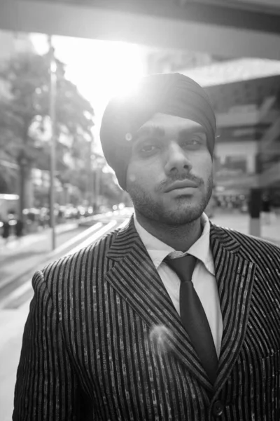 Portrait Jeune Homme Affaires Indien Sikh Turban Tout Explorant Ville — Photo