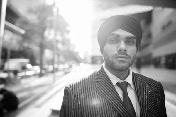 Portrait Jeune Homme Affaires Indien Sikh Turban Tout Explorant Ville — Photo