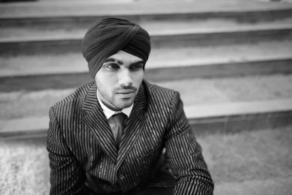 Portrait Jeune Homme Affaires Indien Sikh Turban Tout Explorant Ville — Photo