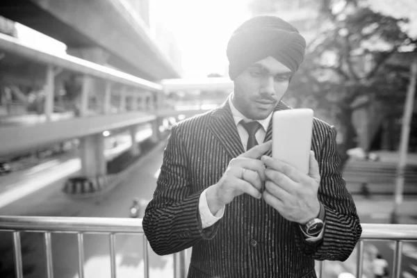 Portrait Young Handsome Indian Sikh Businessman Wearing Turban While Exploring — Stock Photo, Image