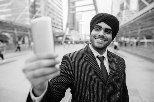 Portrét Mladého Pohledného Indického Sikhského Podnikatele Turbanu Při Prozkoumávání Města — Stock fotografie