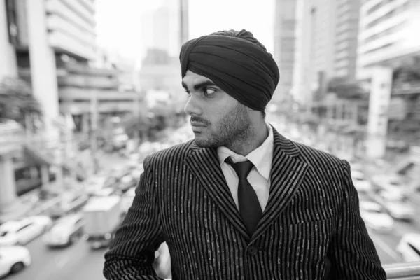 Portrait Jeune Homme Affaires Indien Sikh Turban Tout Explorant Ville — Photo