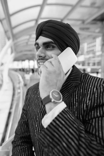 Portrait Jeune Homme Affaires Indien Sikh Turban Tout Explorant Ville — Photo