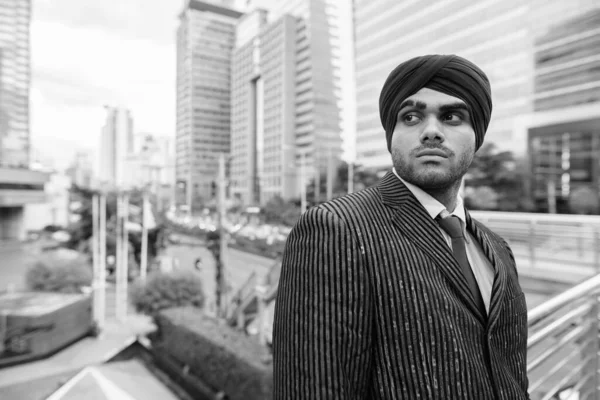 Portrait Jeune Homme Affaires Indien Sikh Turban Tout Explorant Ville — Photo