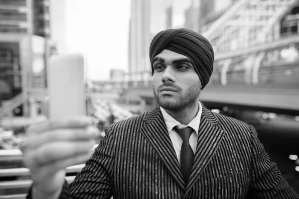 Ritratto Giovane Uomo Affari Indiano Sikh Con Turbante Mentre Esplora — Foto Stock