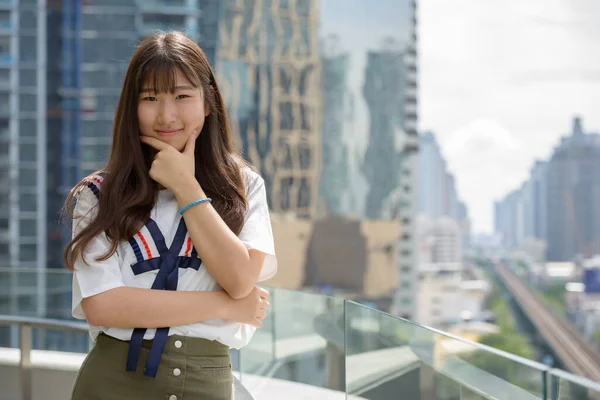 Asyalı Genç Bir Kızın Portresi Şehrin Manzarasına Karşı — Stok fotoğraf
