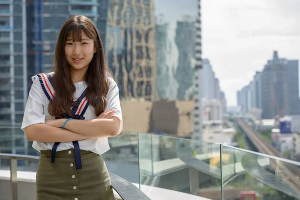 Asyalı Genç Bir Kızın Portresi Şehrin Manzarasına Karşı — Stok fotoğraf