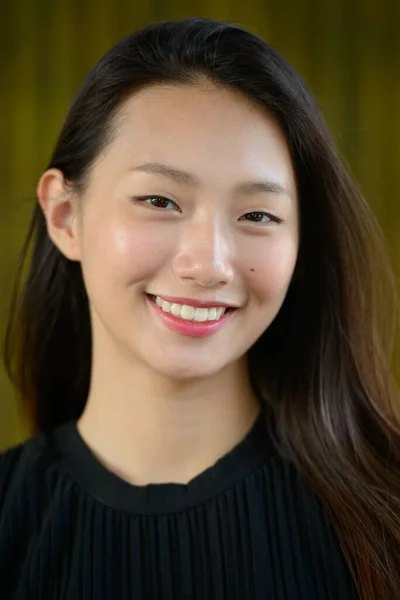 Porträtt Ung Vacker Asiatisk Affärskvinna Mot Bambu Staket — Stockfoto