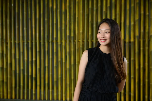 Portrét Mladé Krásné Asijské Podnikatelky Proti Bambusovému Plotu — Stock fotografie