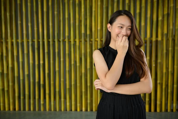 Retrato Joven Hermosa Mujer Negocios Asiática Contra Cerca Bambú —  Fotos de Stock