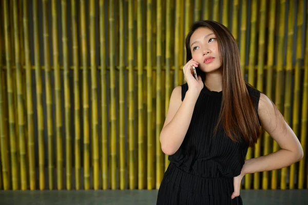 Retrato Jovem Bela Mulher Negócios Asiática Contra Cerca Bambu — Fotografia de Stock