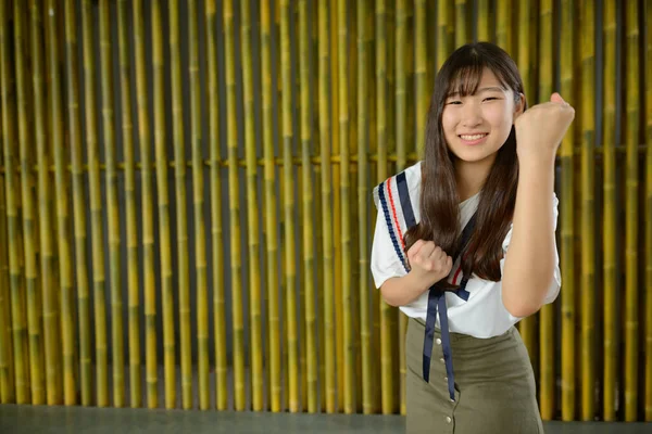 Retrato Joven Hermosa Adolescente Asiática Contra Cerca Bambú —  Fotos de Stock